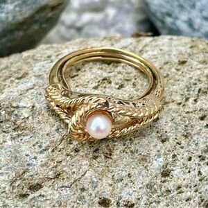 Vintage 1970s Avon Cultured Pearl and Goldtone Ring Size 5 to 6